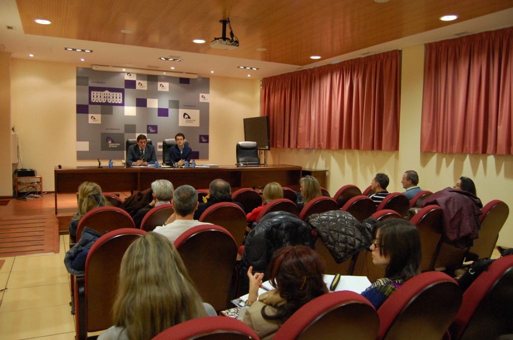LA DIPUTACIÓN INFORMA A SECRETARIOS Y SECRETARIAS DE LOS AYUNTAMIENTOS DE LA PROVINCIA DE LAS INVERSIONES, LOS PLAZOS Y EL PROCESO DE CONTRATACIÓN DEL PLAN PROVINCIAL PARA 2014 CON UNA INVERSIÓN DE 7,8 MILLONES DE EUROS